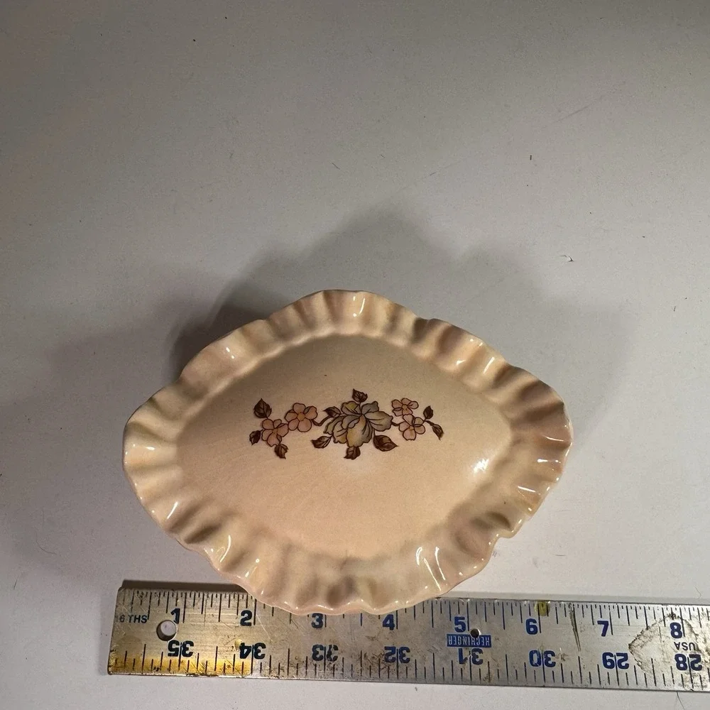Ceramic Beige Floral Trinket Box w lid Glossy Finish, EUC